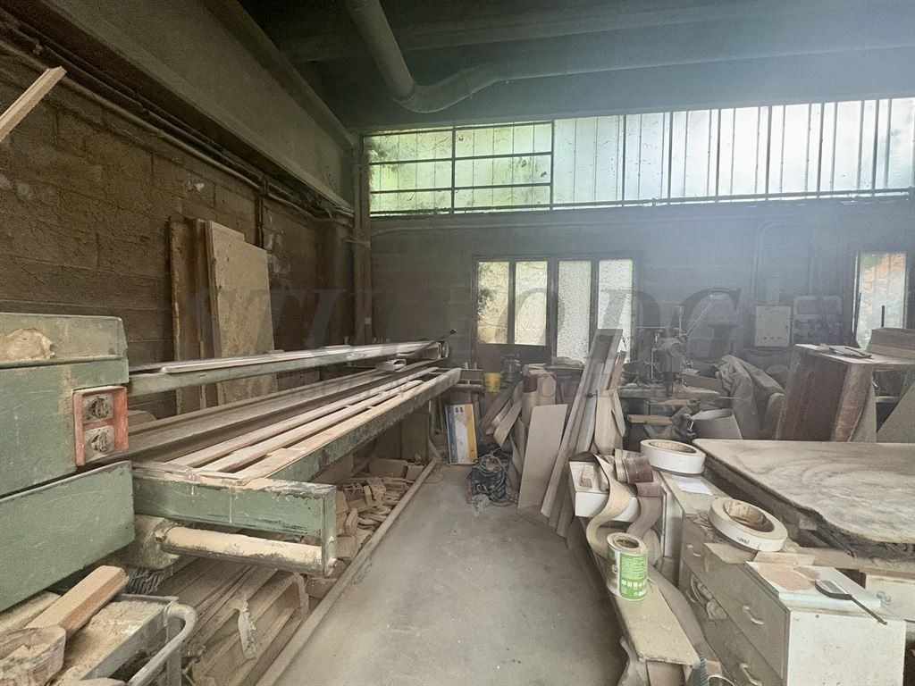 VENDESI AMPIO CAPANNONE