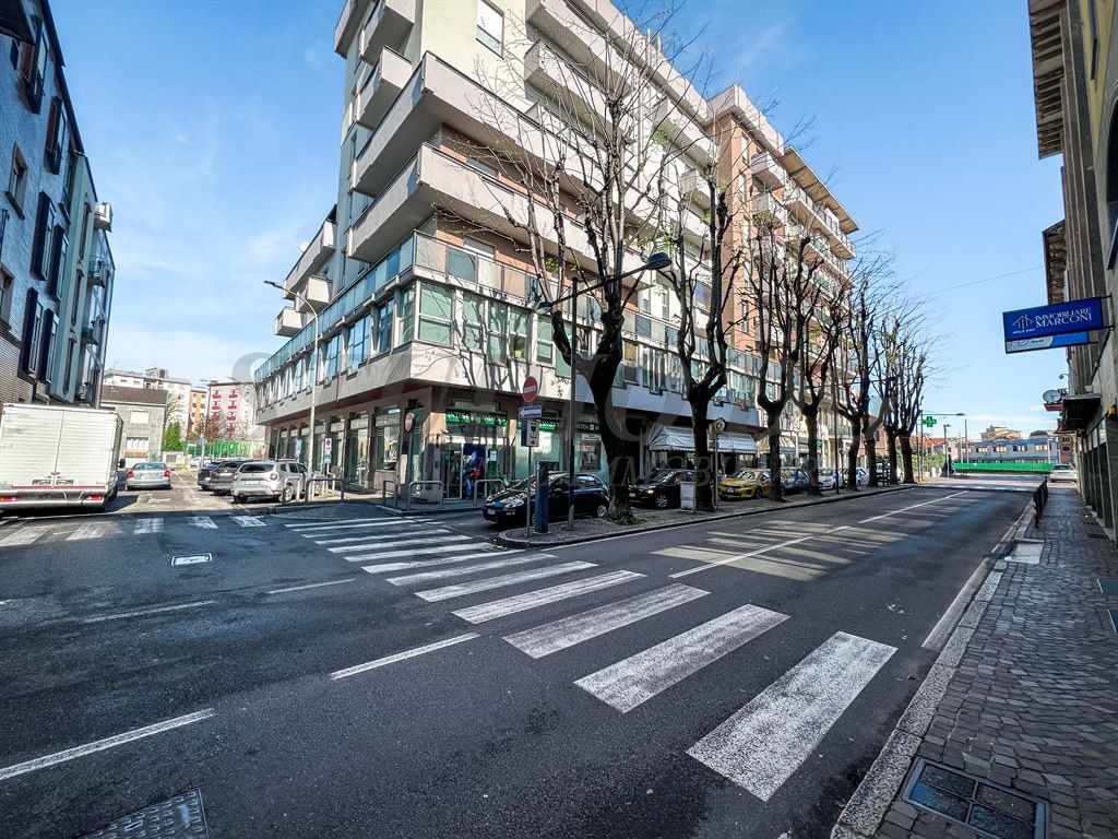 AMPIO TRILOCALE CON BALCONE