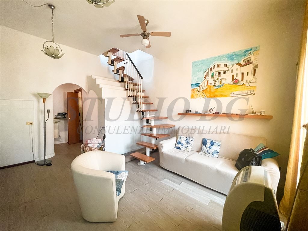 IN CORTE BILOCALE  RISTRUTTURATO