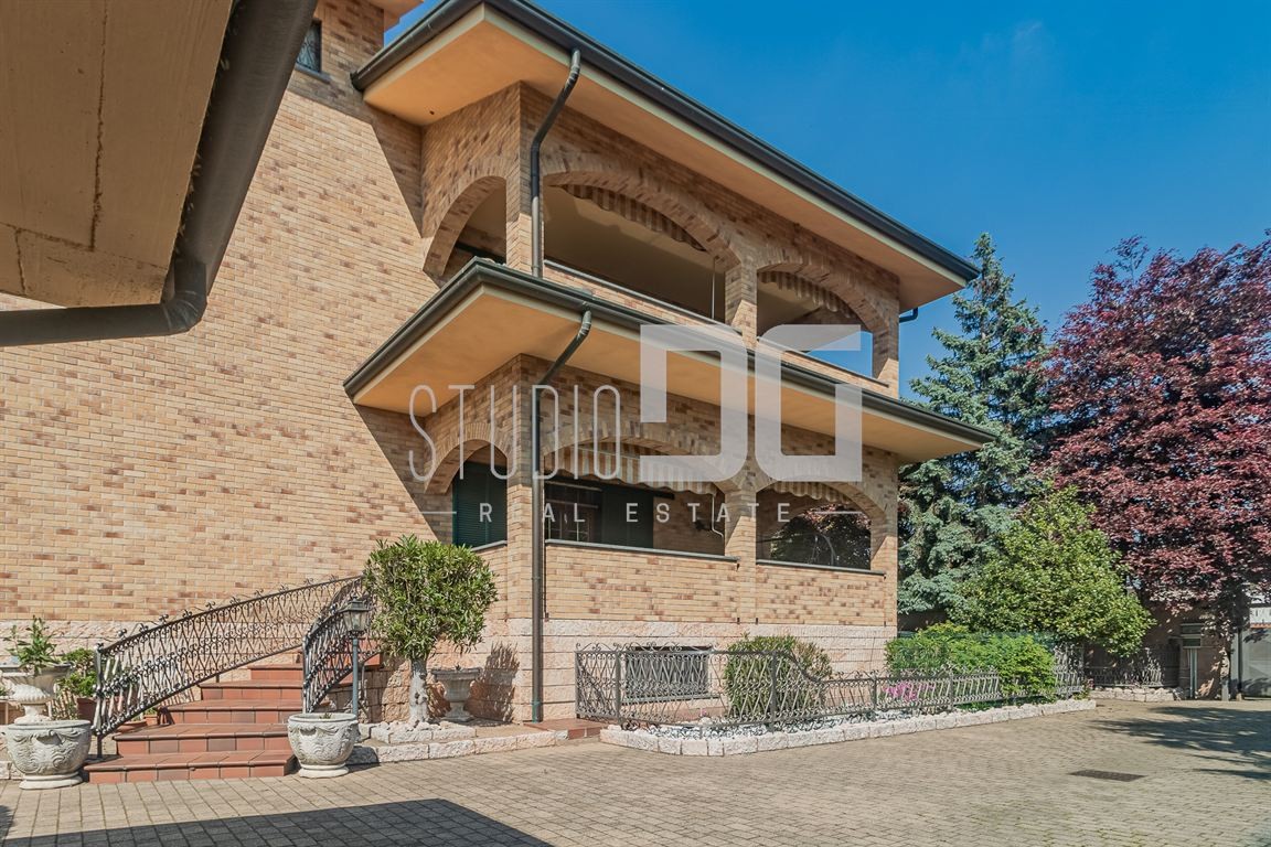 PORZIONE DI VILLA BIFAMILIARE DI PRESTIGIO A LIMBIATE