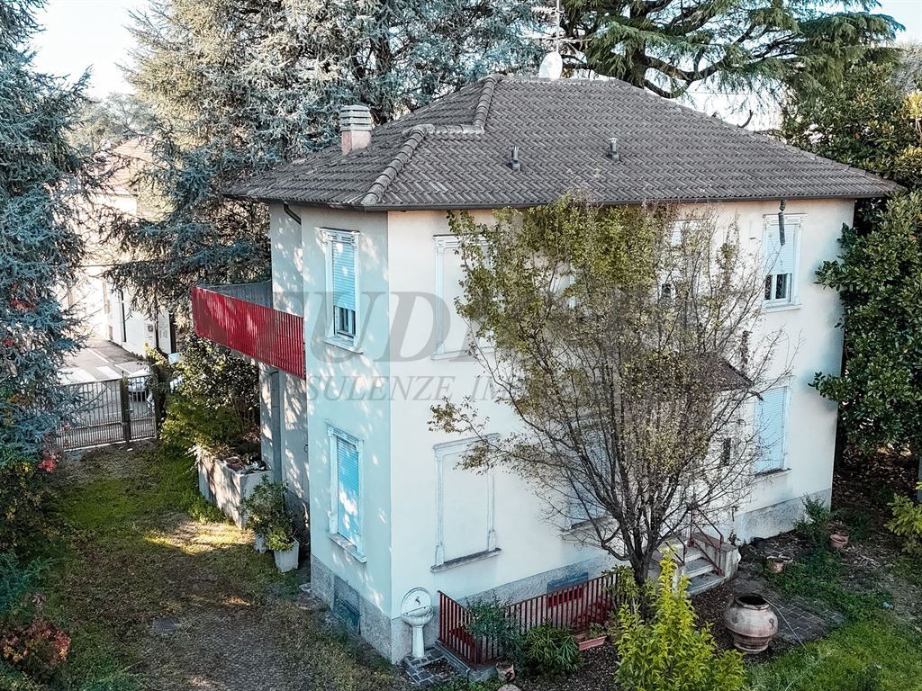 ELEGANTE VILLA BIFAMILIARE CON GIARDINO MQ.400