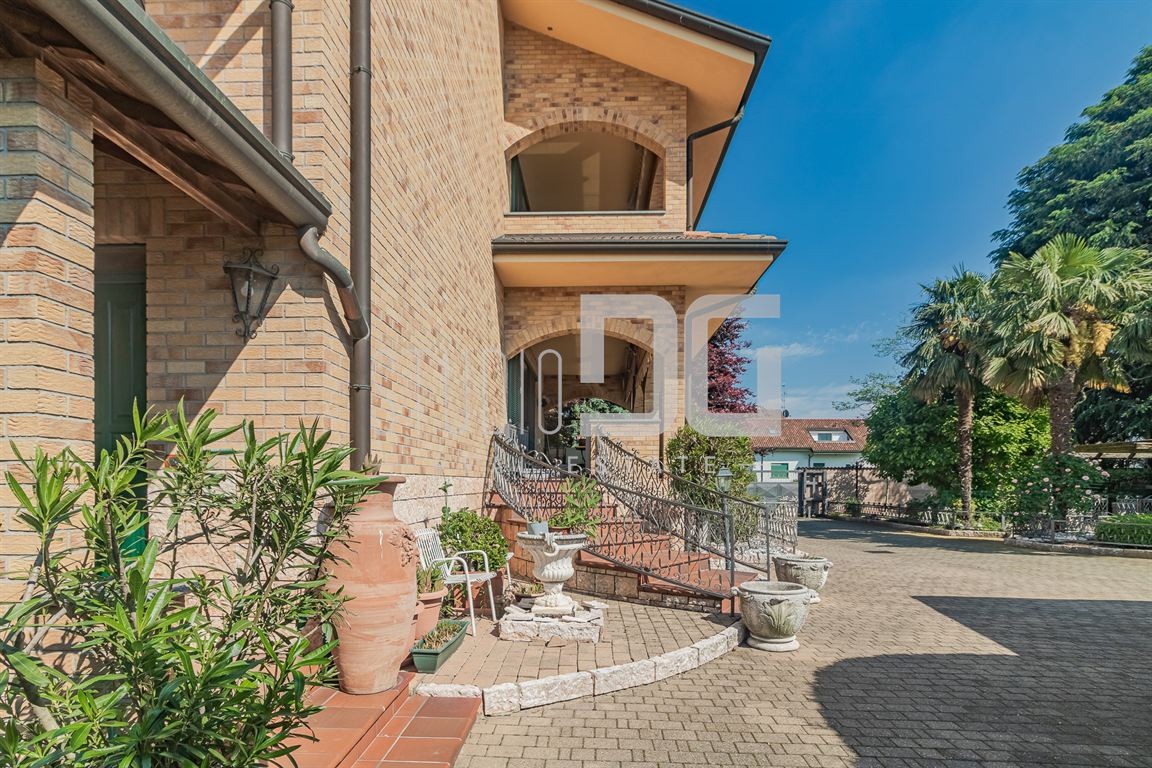 PORZIONE DI VILLA BIFAMILIARE DI PRESTIGIO A LIMBIATE