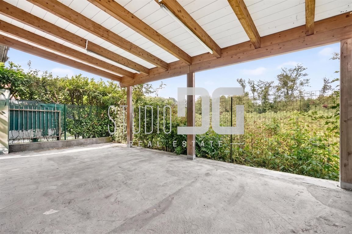 BILOCALE CON GIARDINO IN CONTESTO DI SOLE DUE FAMIGLIE