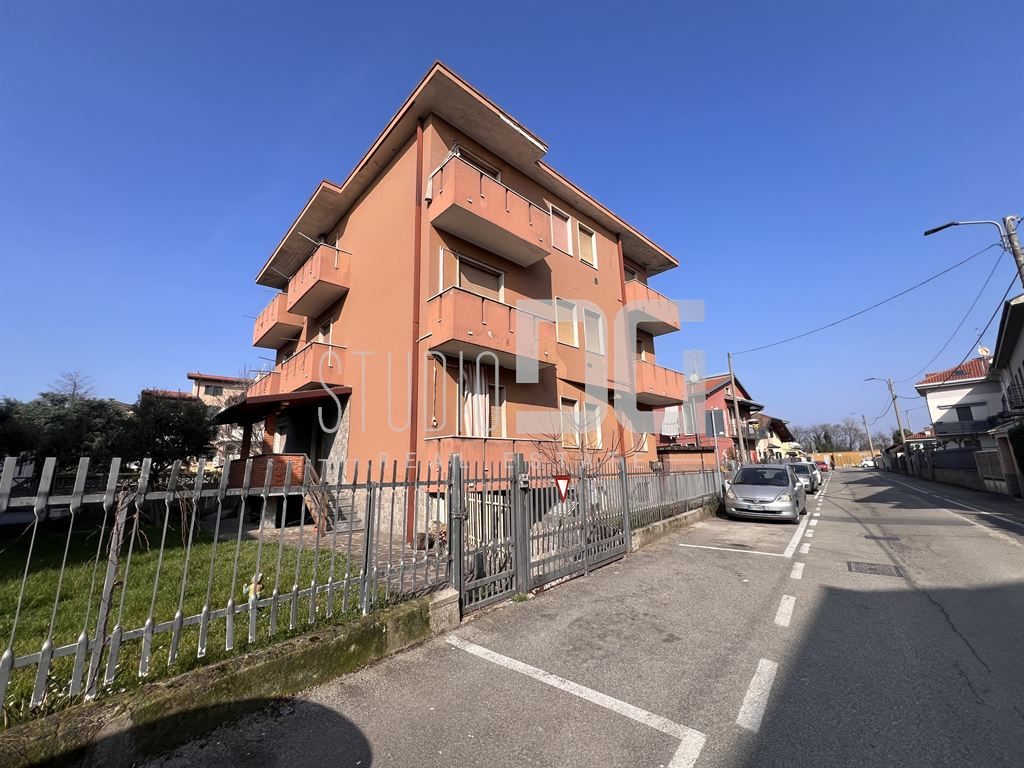 APPARTAMENTO DA RISTRUTTURARE CON GIARDINO PRIVATO DI 120 MQ E BOX