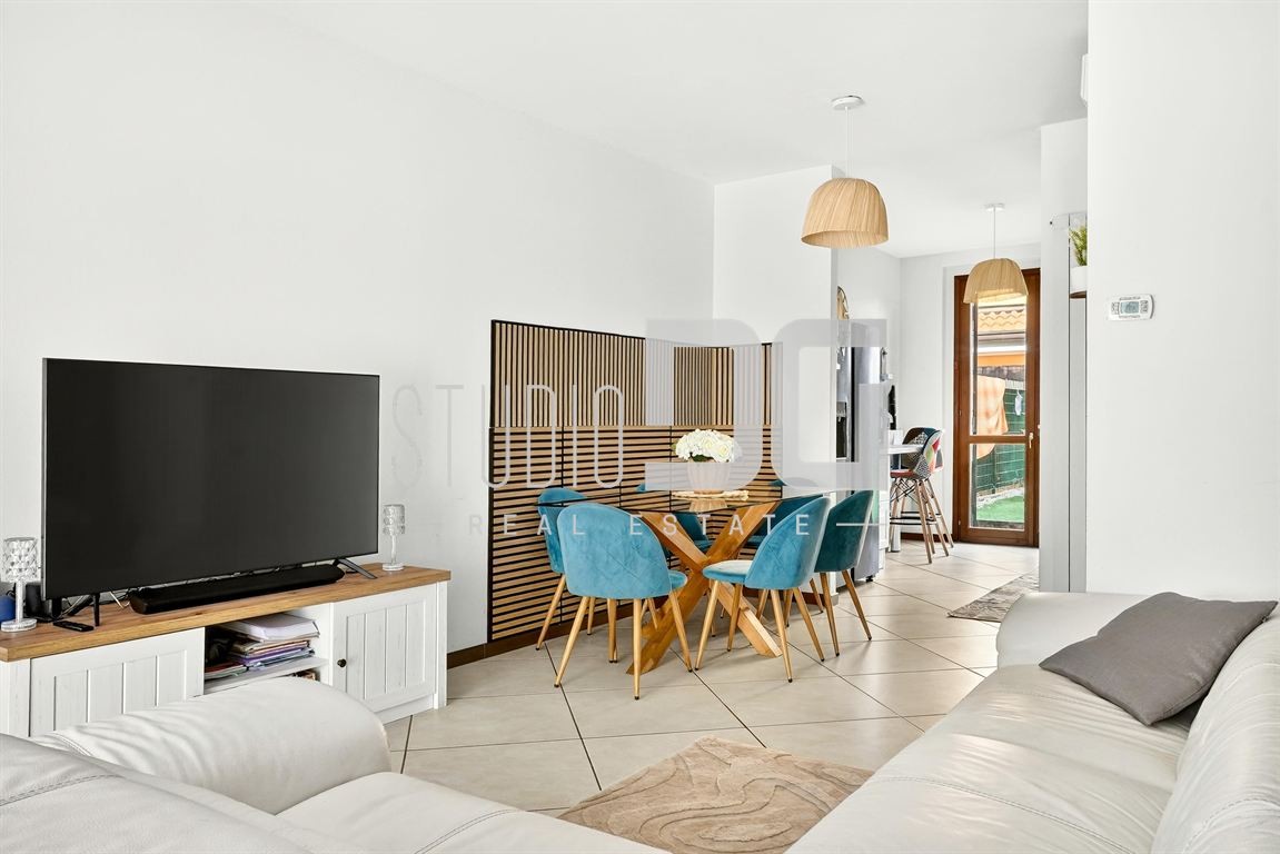 VENDESI VILLA A SCHIERA