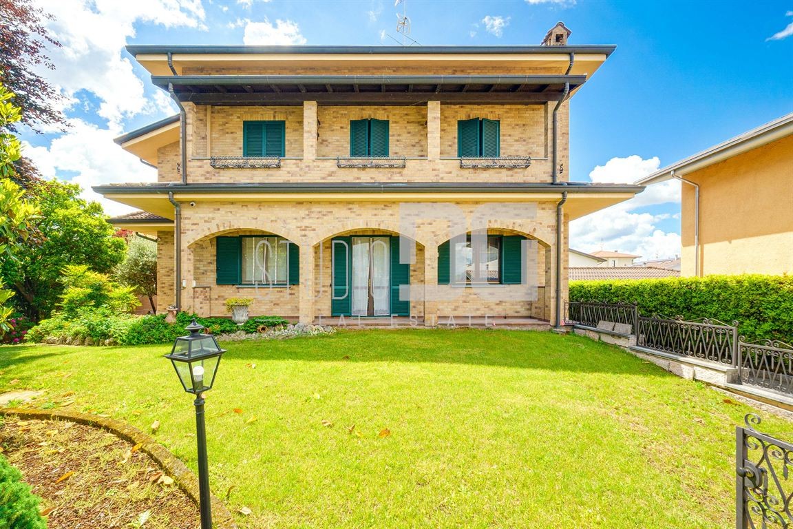 PORZIONE DI VILLA BIFAMILIARE DI PRESTIGIO A LIMBIATE