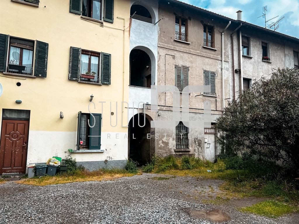 PORZIONE DI CASA SEMINDIPENDENTE DA RISTRUTTURARE