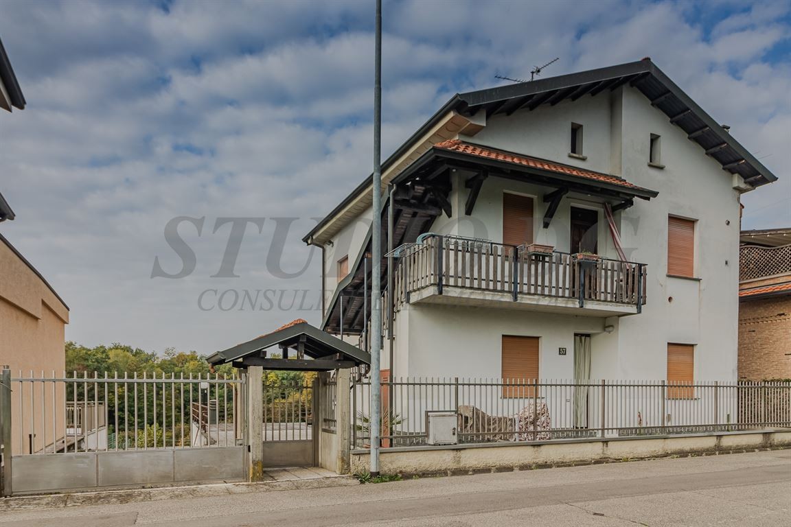 TRILOCALE IN PORZIONE BIFAMILIARE