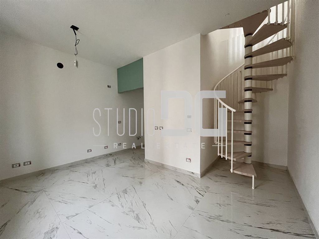 Eleganza su due livelli: appartamento ristrutturato in corte senza spese