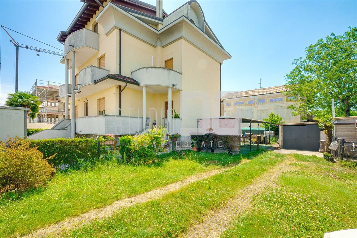 CESANO MADERNO – Zona San Bernardo | Villa Trifamiliare con Giardino Privato e Box Doppi