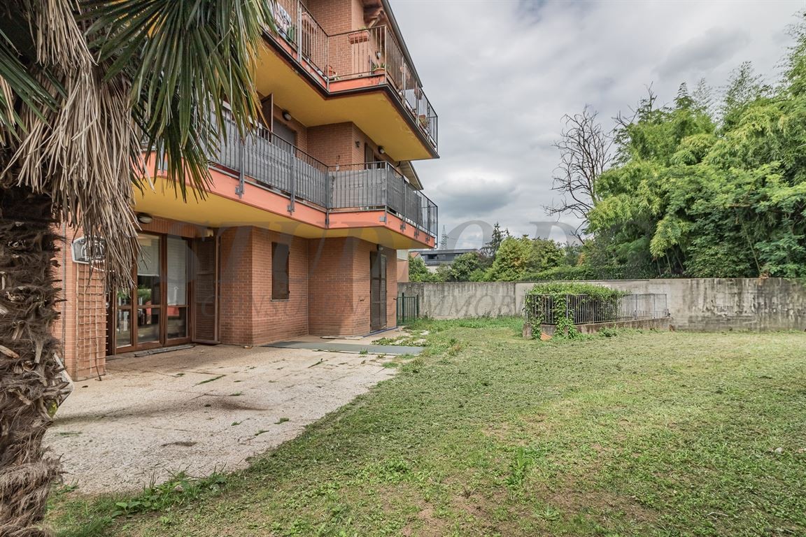 TRILOCALE CON AMPIO GIARDINO DI MQ.400