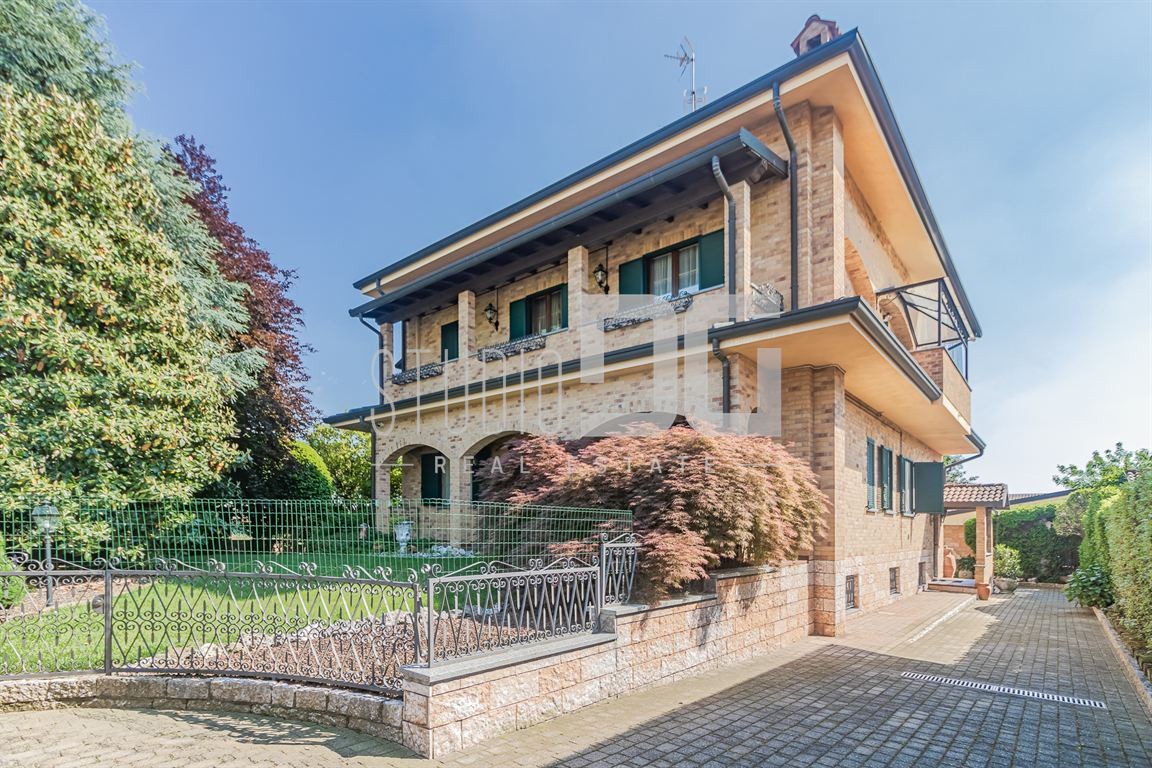 VILLA BIFAMILIARE DI PRESTIGIO